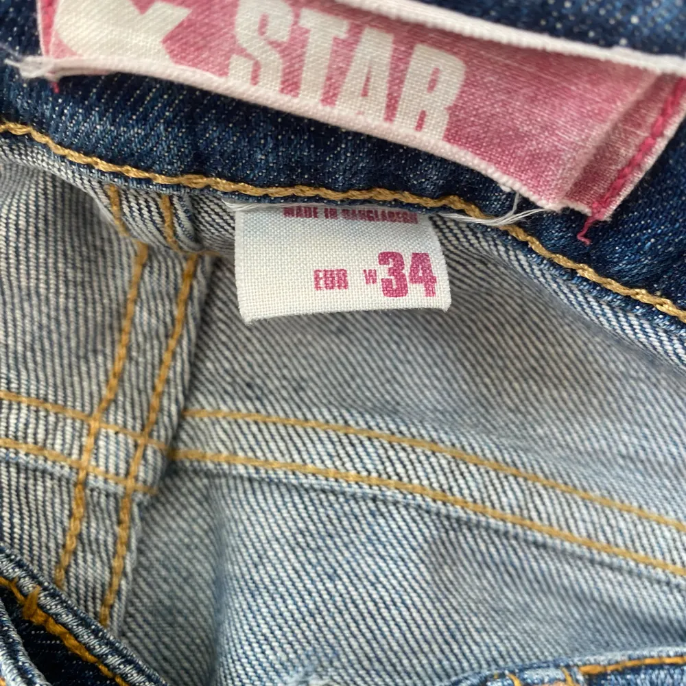 Lågmidjade vintage jeans (bootcut) med coola fickor. Sitter lite oversized på mig som brukar ha storlek 38. Väldigt långa så rekommenderar till personer med längre ben🥰 storleken på jeansen är mätt i midja, dvs W 34💞. Jeans & Byxor.