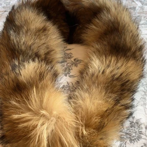 Päls - Hej säljer denna jätte fina päls som går att sätta på vilken jacka man vill eftersom den har sånna spännen men nu inte kommer till användning därför säljs den💓 kontakta mig vid frågor eller prisförslag 💓