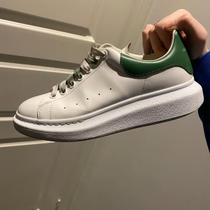 Alexander McQueen sneakers - Säljer ett par fräscha Mcqueens som passar perfekt nu till våren och sommaren. Skorna är i 41 men då de är stora i storleken så sitter de som 42. Liten repa på ena skon och bild går att lösa till det vid intresse. Skick 8/10, skicka vid fler frågor. 