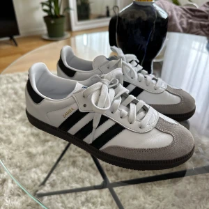 Adidas samba og - Dem är i mycket bra skick utöver lite crees som man kan se på bilden. Mycket snygga och poppis skor men kom aldrig till användning för mig!🤍