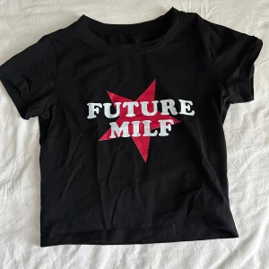 T-shirt med tryck  - T-shirt från cherry kitten, används aldrig.