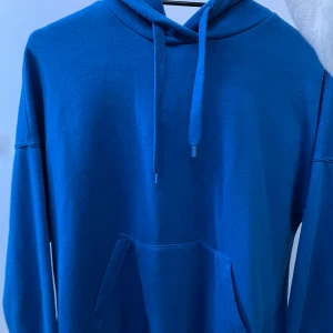 blå hoodie  - Från bikbok, 120kr, stl xs 🩵