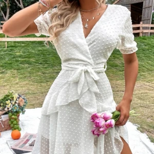 Klänning  - Säljer denna superfina vita klänningen som passar perfekt till student eller skolavslutning. Endast testat den en gång. Lånade bilder skriv gärna för egna 🥰