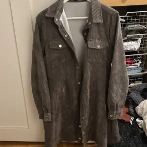 Grå skjortjacka/overcoat med knappar från missguided