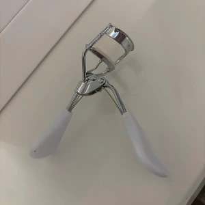 Ögonbryns böjare  - Fint sick 