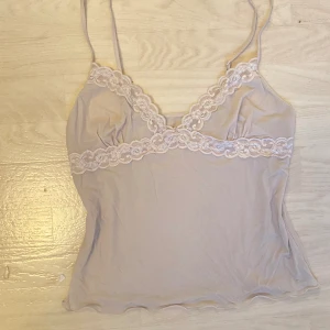Spets top - Väldigt sött linne i beige/smutsrosa färg, passar strl s-m och har justerbara band. Det är lite genomskinligt(kolla sista bilden)