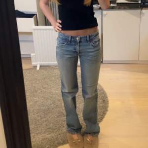 Jättesnygga zara jeans, köpte i New york då just denna modellen inte finns på zara i Sverige längre. Knappt annvända pågrund av att dem blev för små snabbt. Jag är ca 168cm, skriv för frågor eller intresse!💗💗