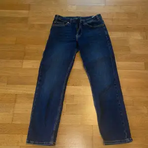 GASP jeans, riktigt sköna och stretchiga, de är felfria och är storlek 30, passar bra om man är mellan 175-183