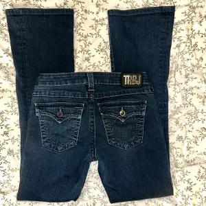 Så otroligt snygga unika lågmidjade True Religion jeans med paljetter på märket och snygga fickor bak som tyvärr säljs, dem är bootcut, storlek W28 så passar S, dem är från 2000-talet men är i väldigt bra skick