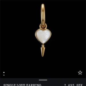 Maria Nilsdotter örhängen - Säljer två stycken single love earrings från Maria Nilsdotter! Guldiga med vita hjärtan, finns inte kvar på hemsidan💓 Bra skick, jag kan sälja i par för 3800 eller styck för 2000! Nypris 2695kr styck