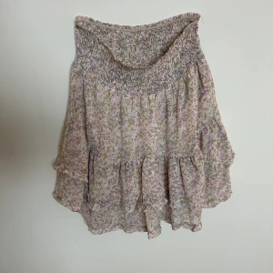 Volangkjol - Blommig Volangkjol från Neo Noir, köptes för 649kr. Pris kan diskuteras 