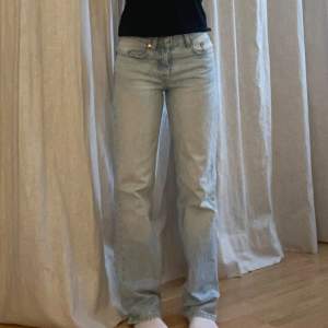 Ljusblåa jeans från zara, lite slitna men annars bra skick.💞 Det är knappar som gylf och skulle säga att jeansen är midwaist och i straight modellen.                           Midjemått: 38 cm rakt över och innerbenslängd: 77 cm