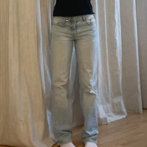 Jeans - Ljusblåa jeans från zara, lite slitna men annars bra skick.💞 Det är knappar som gylf och jeansen är midwaist.                          Midjemått: 38 cm rakt över och innerbenslängd: 77 cm