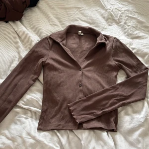 Kofta/topp - Kofta/topp från Nelly i fint skick. Storlek xs. 