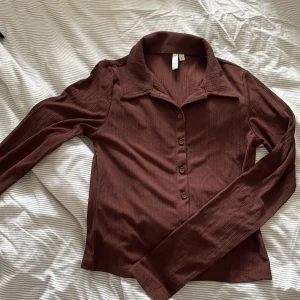 Kofta/tröja - Tunnare kofta/tröja från Nelly. Oanvänd. Storlek xs. 