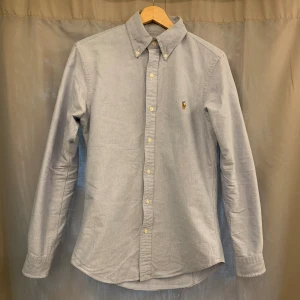 Ralphlauren skjorta - Tja, säljer denna sjukt snygga skjortan ifrån ralphlauren. Skjortan har inga defekter och är i mycket fint skick. Storlek S(slim fit) Tveka inte på att höra av dig vid funderingar! Mvh Joel 