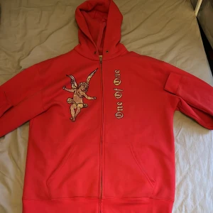One Of One Hoodie  - Röd One of One zip hoodie   Storlek L