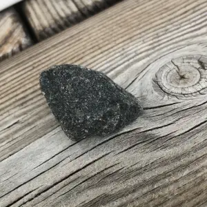 jättegullig grå sten från örsundsbro, köpt för 85kr och i jättebra skick. har dödat en fluga.