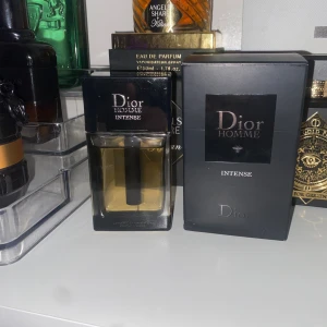 Dior homme intense - Tja! Säljer nu min dior homme intense. Det ca 48/50 ml kvar, parfymen är en fin iris, trä och vanilj doft. Kan tänka mig byta mot någon annan parfym.