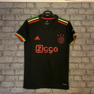 Fotbollströja Ajax - Det är ny skick nästan aldrig använd på grund utav att den var för lite för mig, storleken är S men funkar också för Xs 