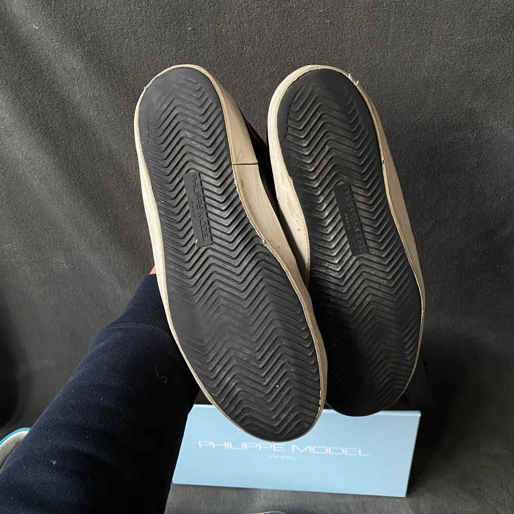 Philippe Model skor i svart/grå färg, slitningar del av orginaldesignen | passar: 42,5-43 | skick: grymt | ingår: endast skorna. Skor.