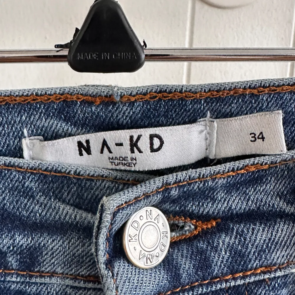 Högmidjade snygga jeans från NA-KD. Superbra skick och i en snygg rak modell. . Jeans & Byxor.