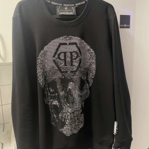 Philipp plein tröja - En äkta Philipp plein tröja nästan aldrig använd skitsnygg med stenar på säljs pg av brist av användning