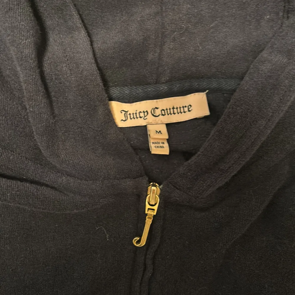 Jättegullig mörkblå Juicy Couture kofta med korta ärmar och glitter på ryggen. Så gullig men säljer då den ej kommit till användning. Den är från 2000-tal och säljs ej längre. Fint skick och inga defekter💞 storlek M men passar S. Tröjor & Koftor.