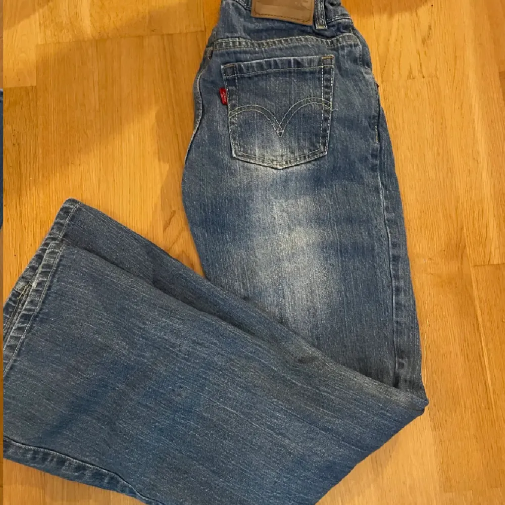 Skit snygga och coola jeans! Dem var tyvärr förstora för mig, vilket är varför jag säljer dem . Jeans & Byxor.