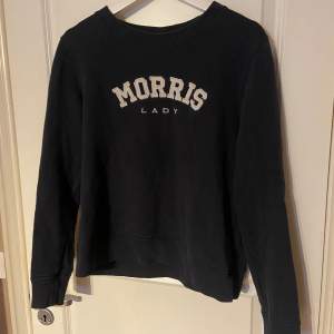 Säljer min Morris tröja då den aldrig kommer till användning, fint skick och jätte skön och tunn🫶🏼 Storlek M, skriv för mer information💓