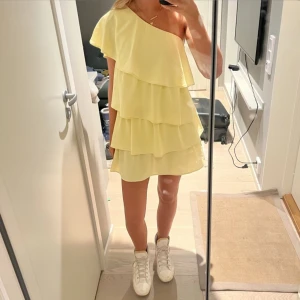 Zara klänning gul - En fin volang klänning nu till sommaren i storlek S. Använd fåtal gånger och som ny!! Passar perfekt till om ni ska gå på bröllop eller student🌷🌷