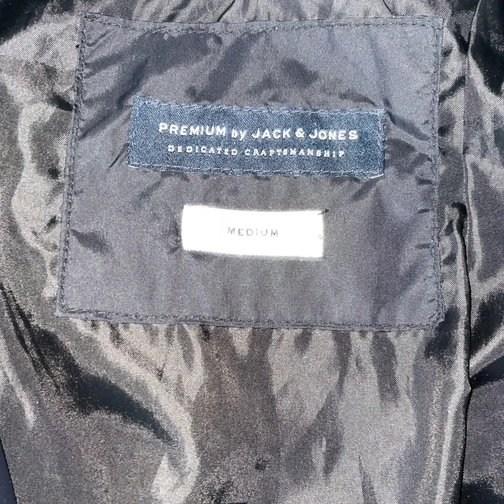 Otroligt stilren field jacket från Jack N Jones! Nypris-1200 Mitt pris-450💸Storlek-Medium. Skick-7,5/10 lim på högra armen(2a bilden) går att få bort vid varm tvätt och syns inte alls nästan!🤩Skriv för flera frågor eller funderingar!💸🤩✅. Jackor.