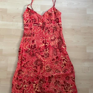 Sommarklänning  - Mönstrad sommarklänning. Har aldrig används. 