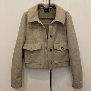 Kort kappa  - Jättefin kappa från vero moda som tyvärr inte används. Kappan är i stl M men är liten i storlek så den sitter som en S. Köparen står för frakten!  Nypris 579kr  Mitt pris 300kr eller kom med förslag