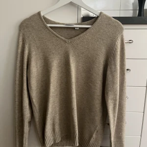 Stickad tröja - Beige stickad tröja från vila. Har aldrig blivit använd, bara testad, därför i nyskick. 