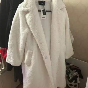 Bik Bok - TeddyKappa <3 - Hej allihopa!  Säljer en helt oanvänd TeddyKappa från BikBok i stl.S (oversized) <3 Ordinariepris: 899 kr ; priset går alltid att diskutera. Vid frågor, feel free to ask!