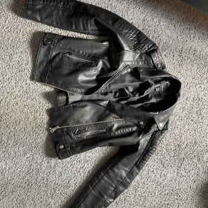 Skinnjacka VeroModa - Storlek L, men sitter bra på mig som har s/m. Syns att den är använd men väl omhändertagen! Köparen står för frakt!