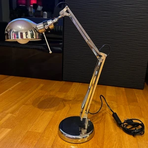 Kontorslampa  - Säljer denna helt fungerande kontorslampa så den inte längre kommer till användning.  Behöver endast kopplas in i ett eluttag. 