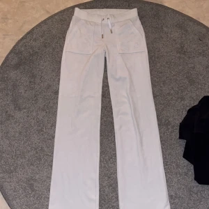 Juicy Couture byxor  - Säljer mina juicy byxor då de inte kommer till användning längre💕 nypris 1200kr, super fint skick! 