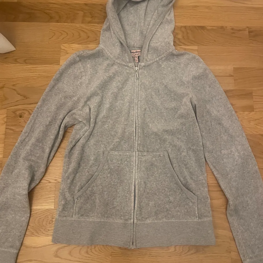 Så snygg grå juicy zip up, köpt på vinted men så gott som ny. Sjukt snygg baksida och passar verkligen till det mesta. Storlek M men sitter jättebra på mig med S, passar även xs. Pris går att diskuteras🥰 . Hoodies.