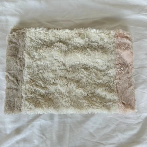 halsduk från h&m❤️ - säljer en halsduk från h&m pga att den inte kommer till användning 🥰 finns en defekt då det står ett namn innuti på lappen, se bild två, annars i nyskick❤️ kontakta vid frågor!