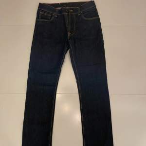 Ett par snygga Nudie jeans i nyskick, endast använda 2 gånger. 10/10 i skick👍  Priset kan diskuteras vid snabb affär! Nypris 1599kr
