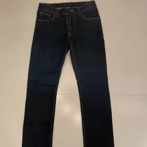 Ett par snygga Nudie jeans i nyskick, endast använda 2 gånger. 10/10 i skick👍  Priset kan diskuteras vid snabb affär! Nypris 1599kr
