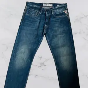 Intressekoll på mina replay jeans!  Kond 8,5/10, använda ett par gånger och tvättade typ 2 gånger Väldigt fräscha och stilrena jeans från märket Replay! Frågor, funderingar eller prisförslag så är det bara att skicka privat🍾🥂💸