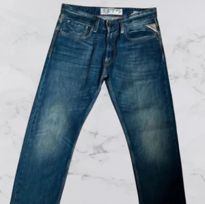 Replay Jeans Intressekoll - Intressekoll på mina replay jeans!  Kond 8,5/10, använda ett par gånger och tvättade typ 2 gånger Väldigt fräscha och stilrena jeans från märket Replay! Frågor, funderingar eller prisförslag så är det bara att skicka privat🍾🥂💸