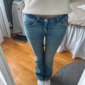 Ljusblåa lågmidjade bootcut jeans från Berskha. Stl 34 💓super bra skick! Innerbenslängd= ca 77cm Midjemått= ca 72cm