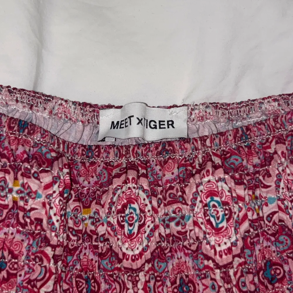 Super söt kjol från Meet Me There & Fashion Tigers kollab i bra skick! 🩷 Nypris 411 kr men säljer för 350 kr, storlek XXS/XS. Köparen står för frakten, jag kan mötas upp!💕. Kjolar.