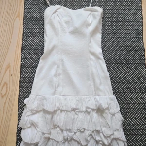 Volang studentklänning - Med avtagbara band, har inga bilder med den på då den är för liten❤️