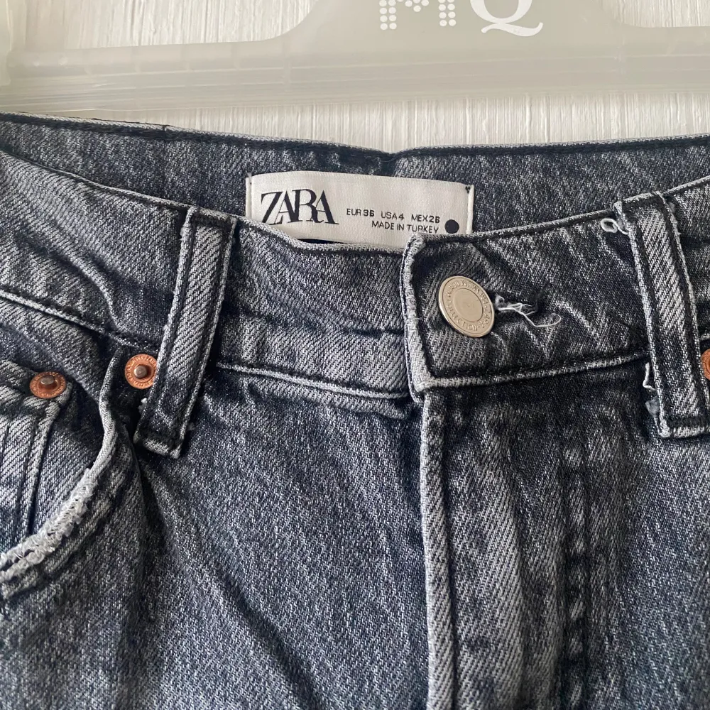 Slitna jeans med hål från Zara i storlek 36. Jeans & Byxor.