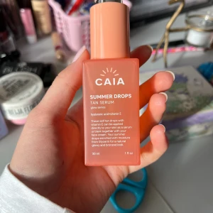 Caias egna ”brun utan sol” serum - Jag säljer mitt Caia serum som jag köpt för 295kr pga trodde att det bara var ett serum men man blev väldigt brun av den. Men det ser fortfarande naturligt ut❤️ Se bild två för att se hur mkt det är kvar i den🫶🏼